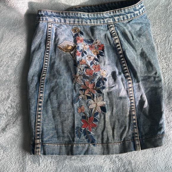Denim button down skirt, with embroidered flower on the sides - Picture 2 of 2